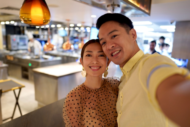 这对前tvb艺人夫妇就是陈智燊(jason)和宋熙年(sarah)啦,相信大家看到