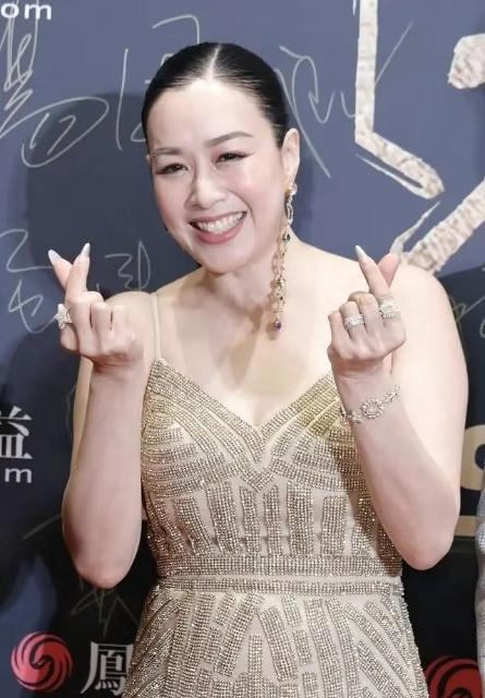 49岁钟丽缇出席活动变油腻大妈,年轻时颜值不输关之琳