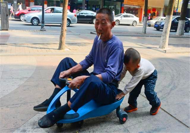 姥爷逗外孙不喊姥爷别来姥爷家,3岁孩子的话老人无所适从|姥爷|老伯