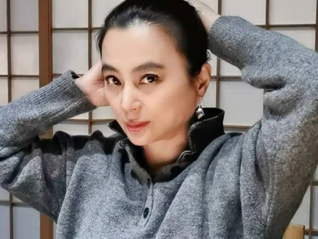 56岁李玲玉近照曝光玉兔精风采依旧混血儿子神似吴磊