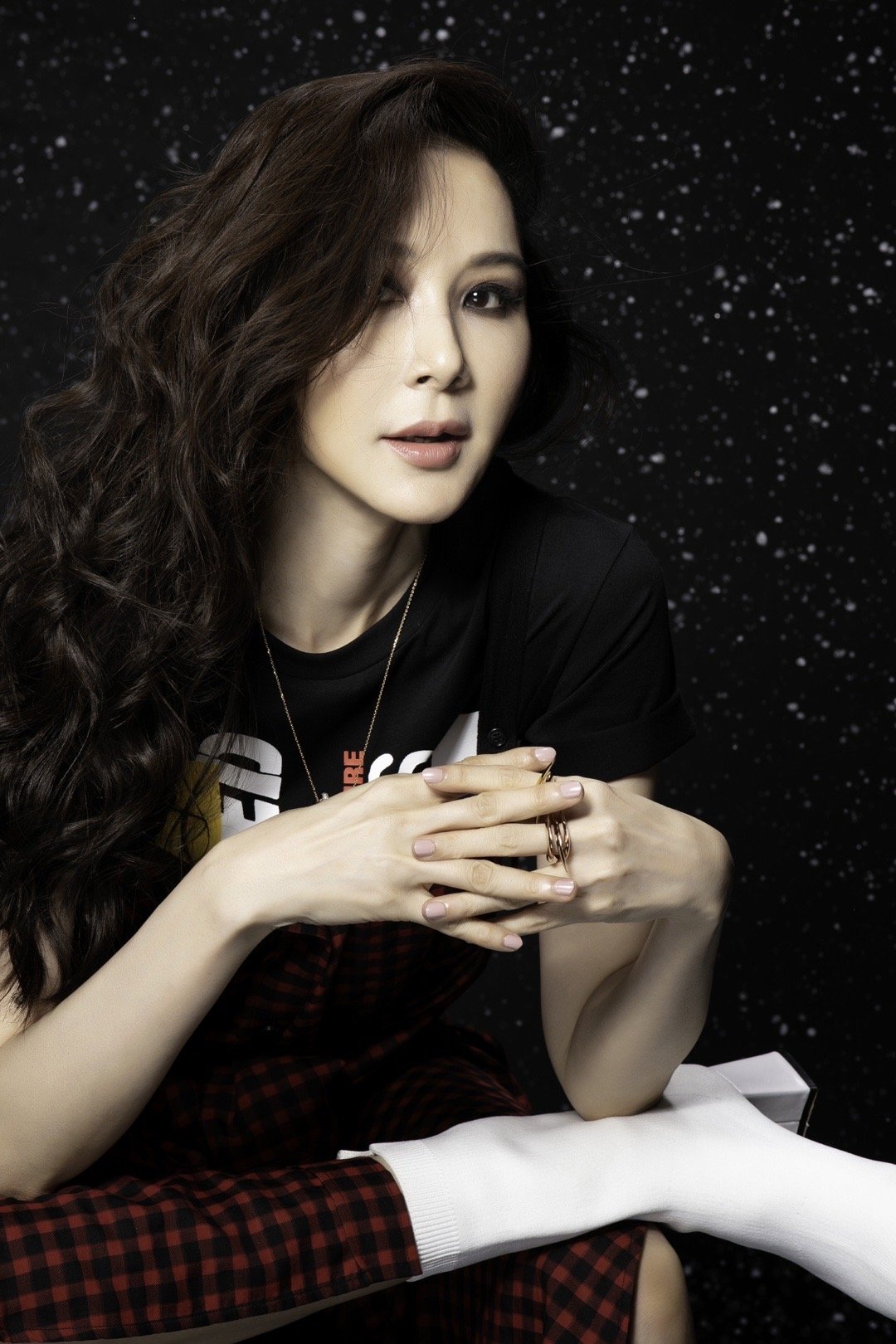 51岁萧蔷化妖媚烟熏妆造型霸气面容精致如洋娃娃