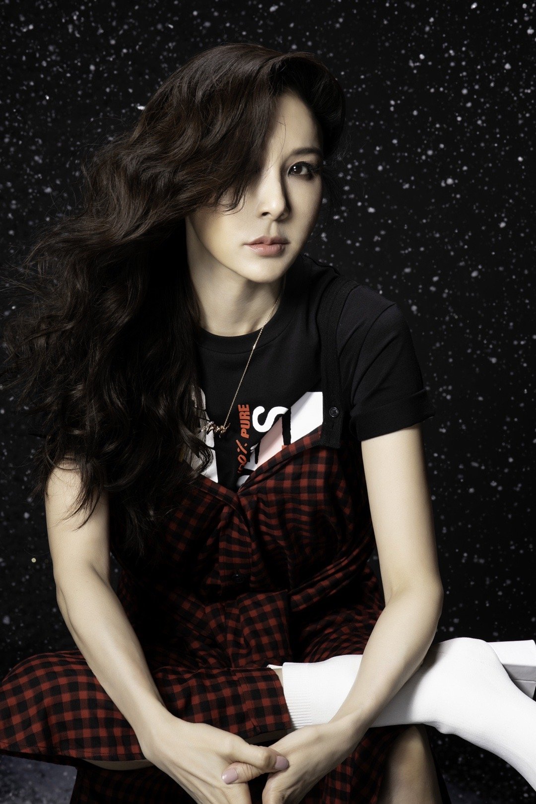 51岁萧蔷化妖媚烟熏妆造型霸气面容精致如洋娃娃