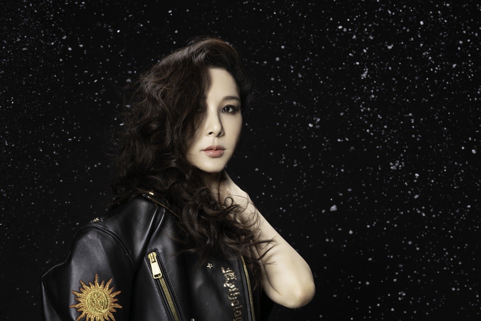 51岁萧蔷化妖媚烟熏妆造型霸气面容精致如洋娃娃