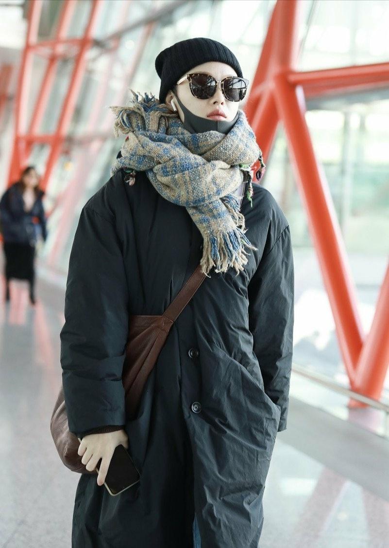 倪妮抹胸裙出席活动,入场前冻得瑟瑟发抖,真是美丽"冻"人啊!