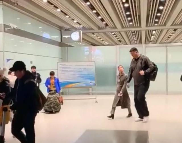 姚明罕见现身机场，中年发福体型巨大似大叔，与空姐热聊画面喜感