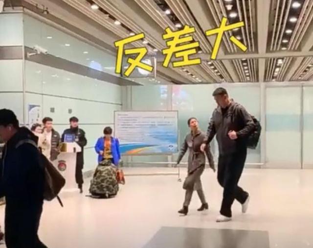 姚明罕见现身机场，中年发福体型巨大似大叔，与空姐热聊画面喜感