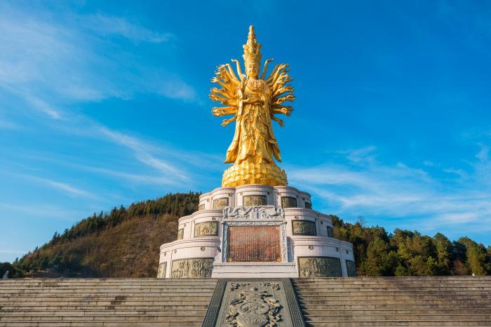 世界最大千手观音像,高99.19米,周身三层镀金,能抗8级地震__财经头条