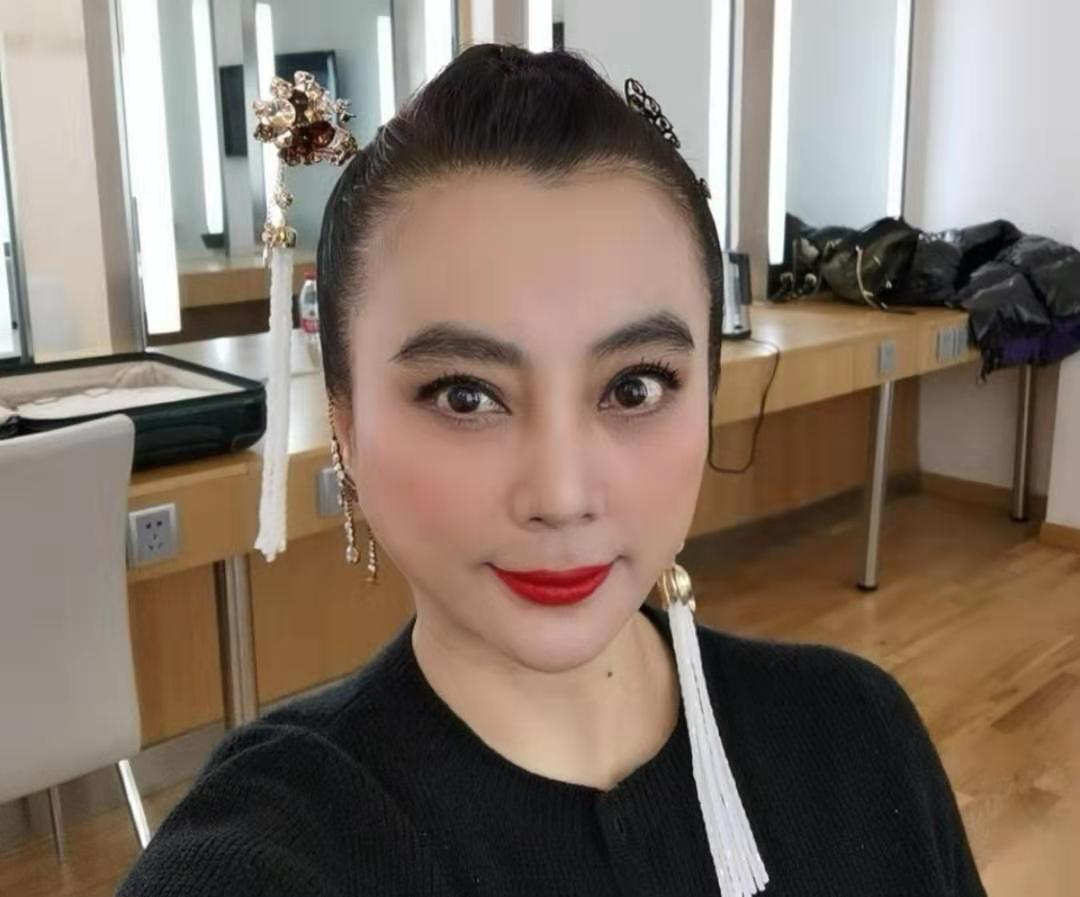 观众对公众人物的关注度也没有那么高,其实除了六小龄童,迟重瑞