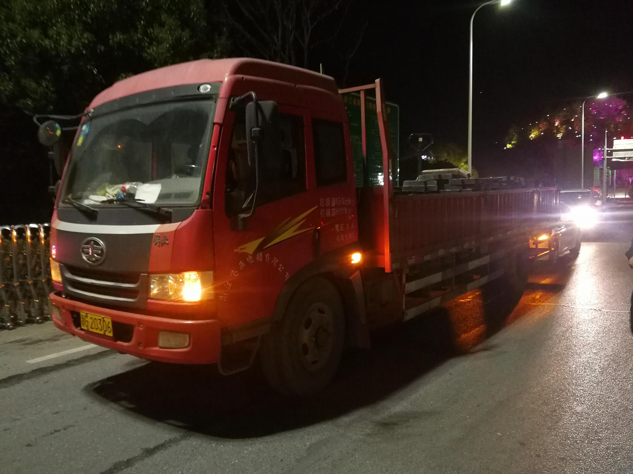 东阳一货车超载超限被拒上高速倒车离开时还酿成了事故