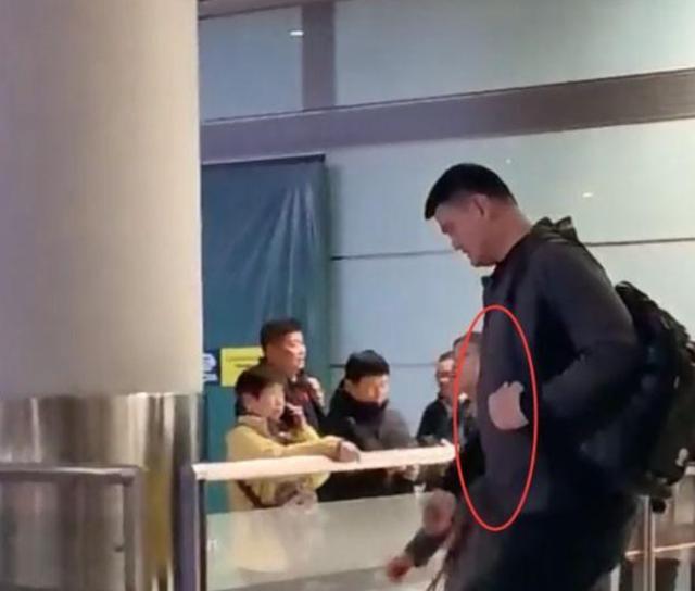姚明罕见现身机场，中年发福体型巨大似大叔，与空姐热聊画面喜感