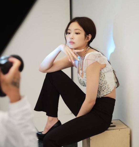 jennie的蝴蝶结抹胸裙太秀了,冷血美少女完美"直角肩"惹人羡