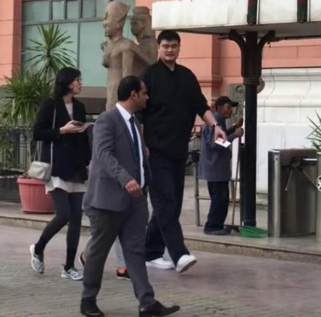 姚明罕见现身机场，中年发福体型巨大似大叔，与空姐热聊画面喜感