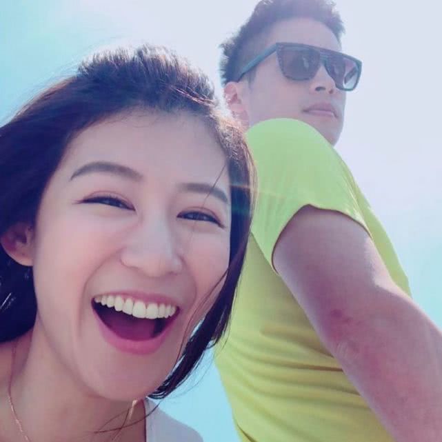 许孟哲赵孟姿晒结婚登记书宣布结婚喜讯夫妻俩相拥甜笑一脸幸福