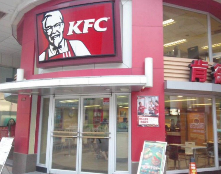 世界上"最小"肯德基门店,顾客趴着取餐,手太大可能拿不到食物