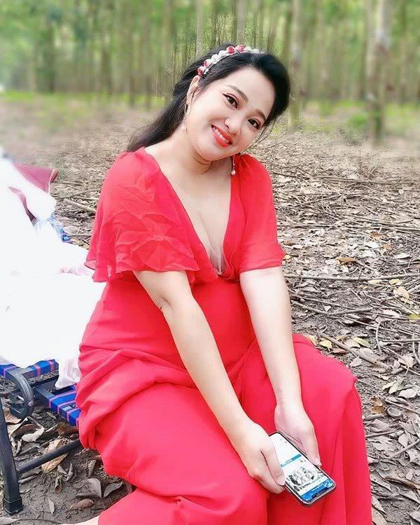 女子挺着7个月孕肚吊在空中拍摄孕照称丈夫会确保她的安全