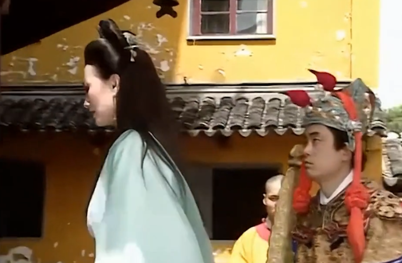 《新白娘子传奇》穿帮,西湖的电线杆,雷峰塔旁的玻璃窗,好穿越