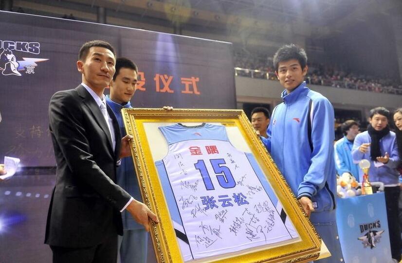 吉喆球衣退役一细节让人动容为首钢点赞