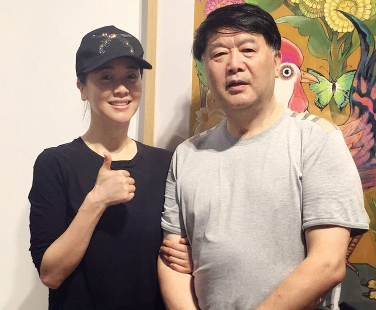 40岁左小青全家照大20岁富老公背景显赫为人低调女儿颜值爆棚
