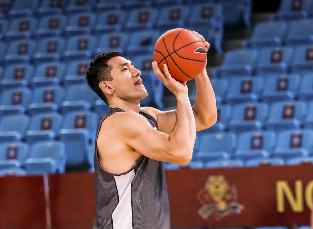 钟诚生涯篮板数超越姚明和桑尼 升至历史第34位