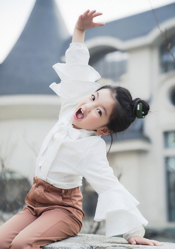 本以为阿拉蕾会长残,8岁近照曝光后,却是"美得认不出"