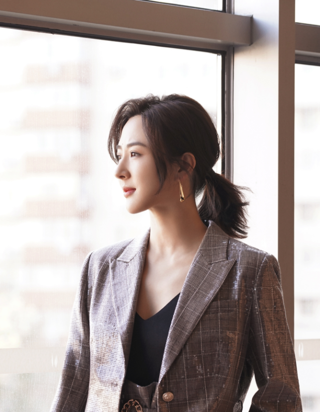 这次出镜的徐小飒选择了低马尾辫的发型,更显气质与魅力,随