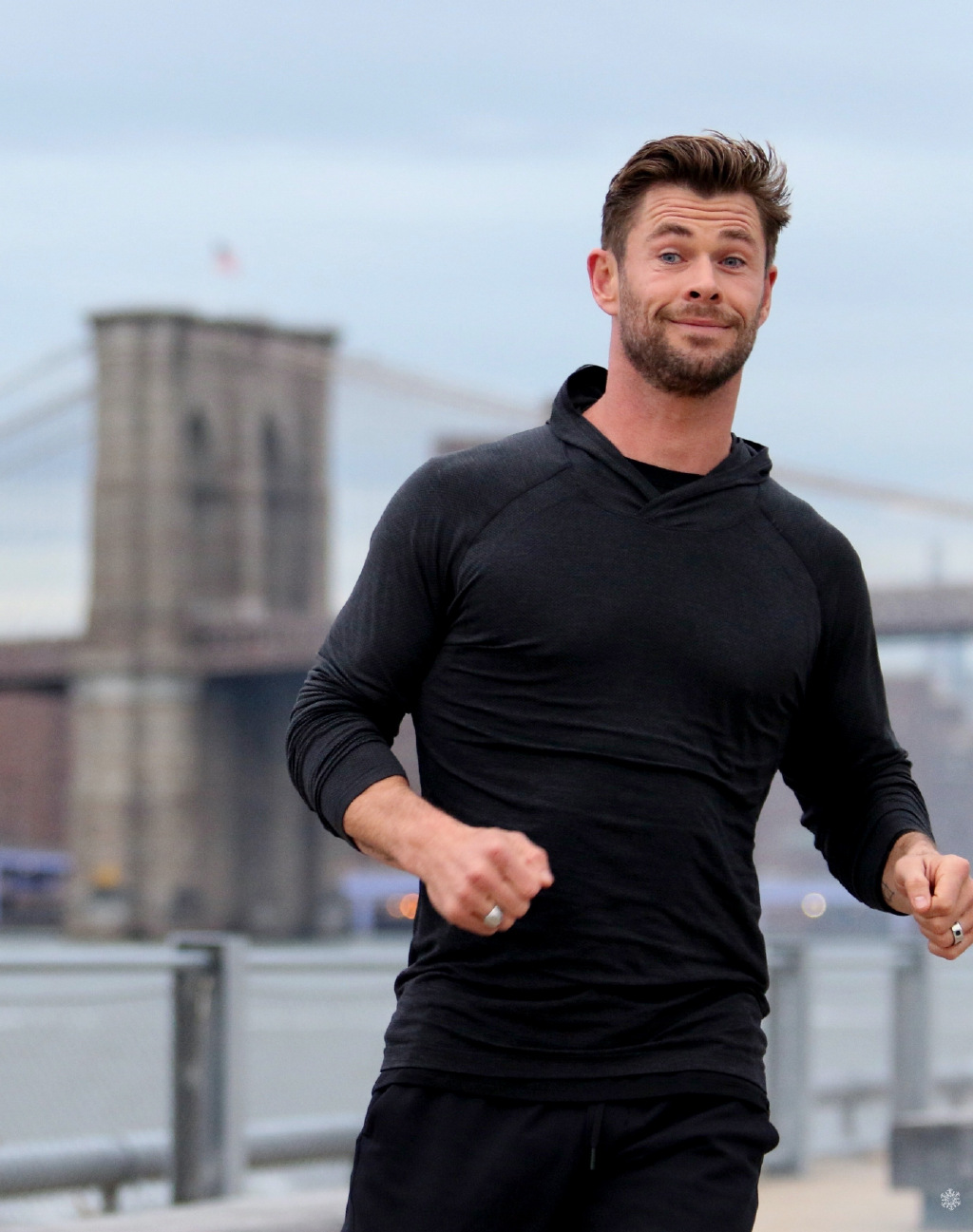 当天现身街头的克里斯·海姆斯沃斯,梳了一个帅气的大背头发型!