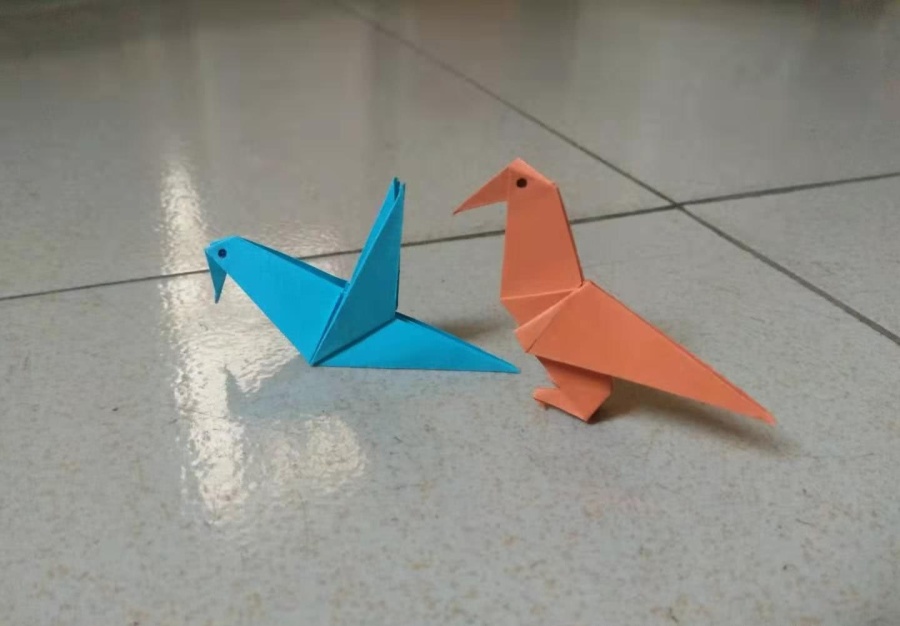 黑色笔动物折纸——折纸小鸟教程:第一种折法:飞翔的小鸟1,把正方形