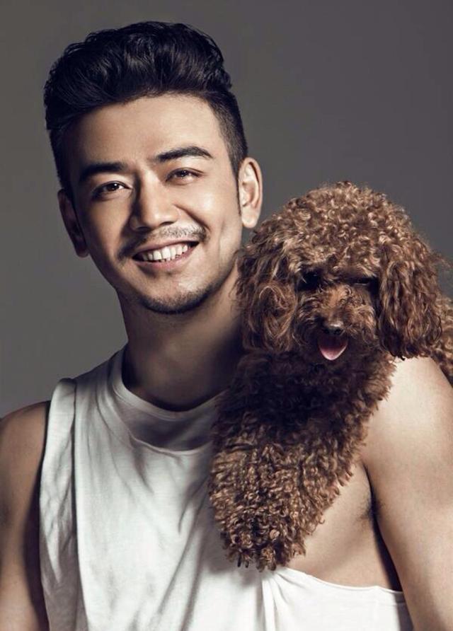 杨烁颜值有多高?看到18岁的青涩照,终于明白王黎雯为啥迷恋他