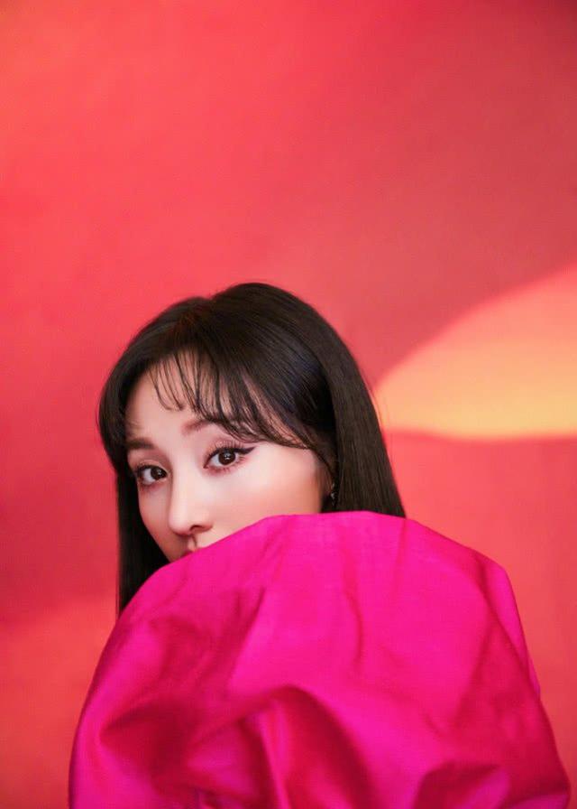 郑爽出席盛典,一袭玫红露肩短裙,露出漂亮肩颈线,明艳十足