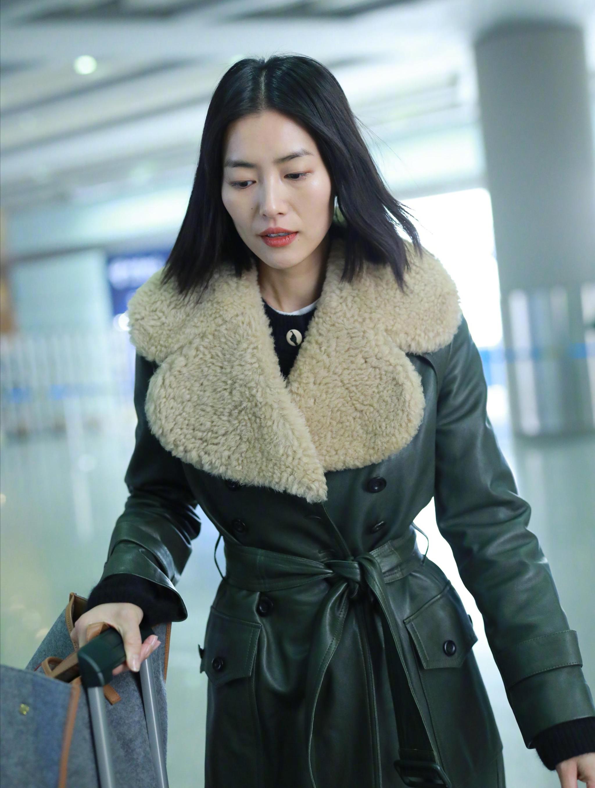 刘雯冬天穿搭真好看puma卫衣和超大羽绒服整体搭配活力动感