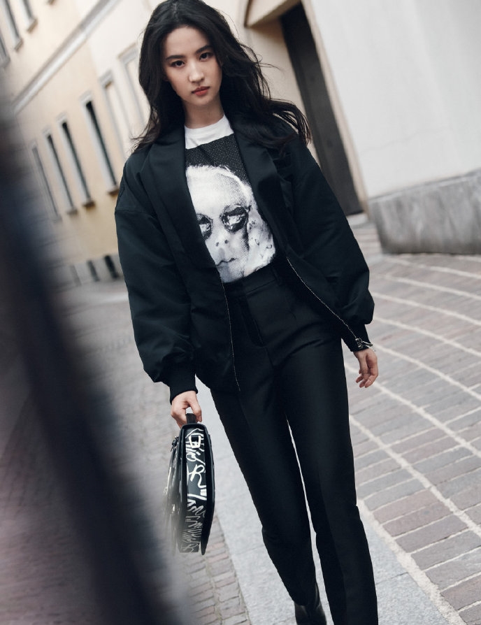刘亦菲了,既能可爱也可以酷酷哒,就像是这套look搭配,夹克外套 印花