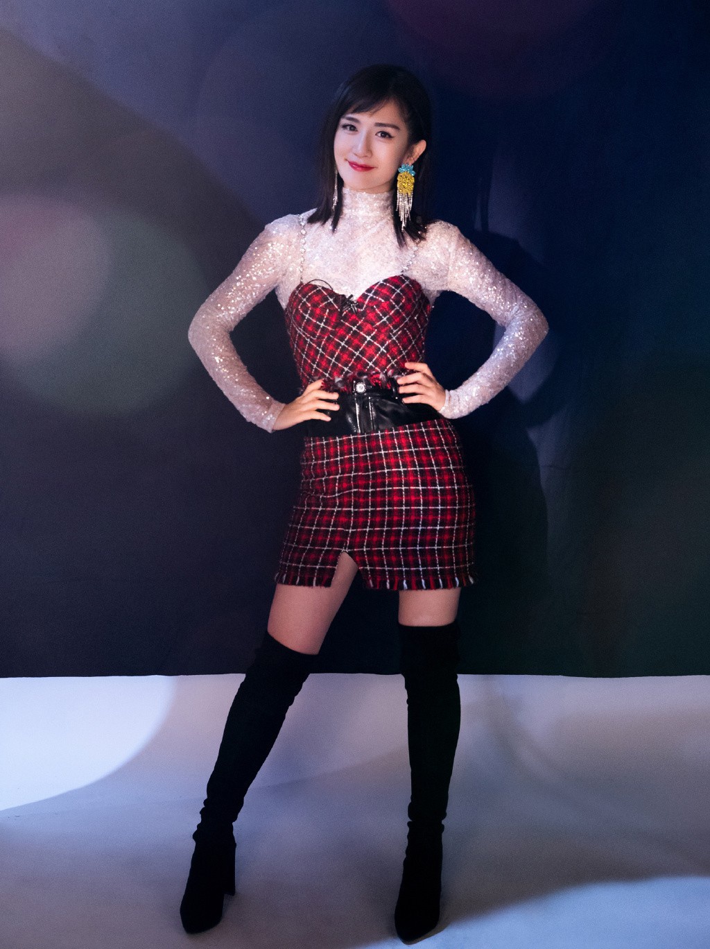 谢娜哪像当妈的人,穿黄色毛衣配短裙,扎小辫子比18岁少女还嫩