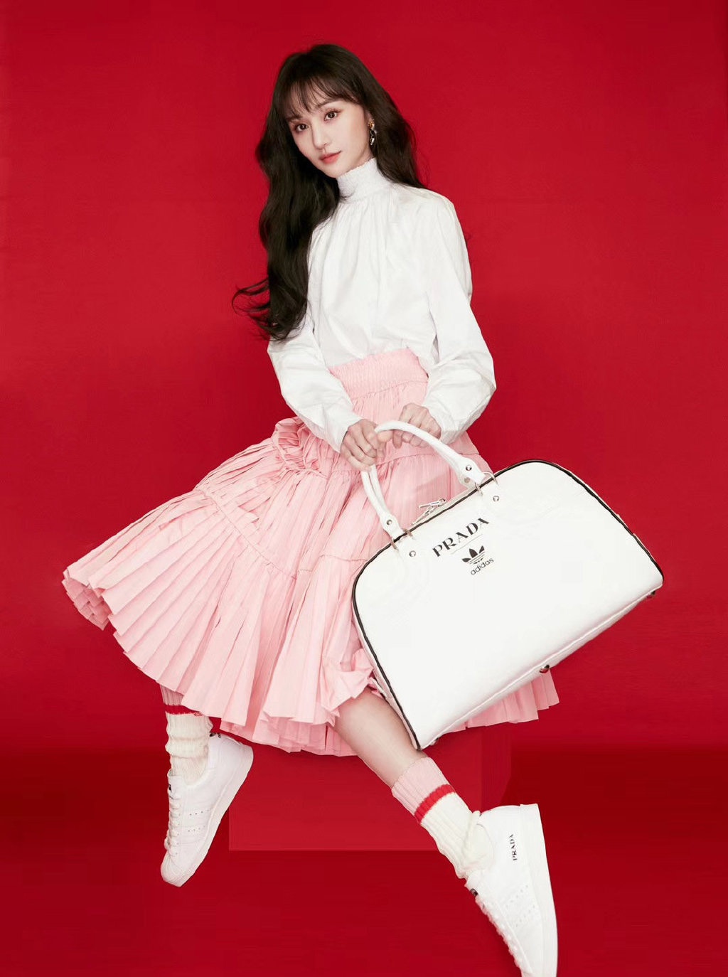 郑爽穿1万6的裙子高贵仙气,站金属装饰品前,美似"太阳女神"