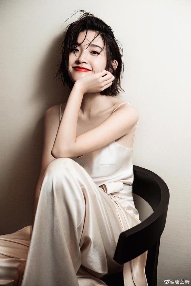 唐艺昕甜蜜庆生一身淡蓝色系穿搭生日那天她是最可爱的公主