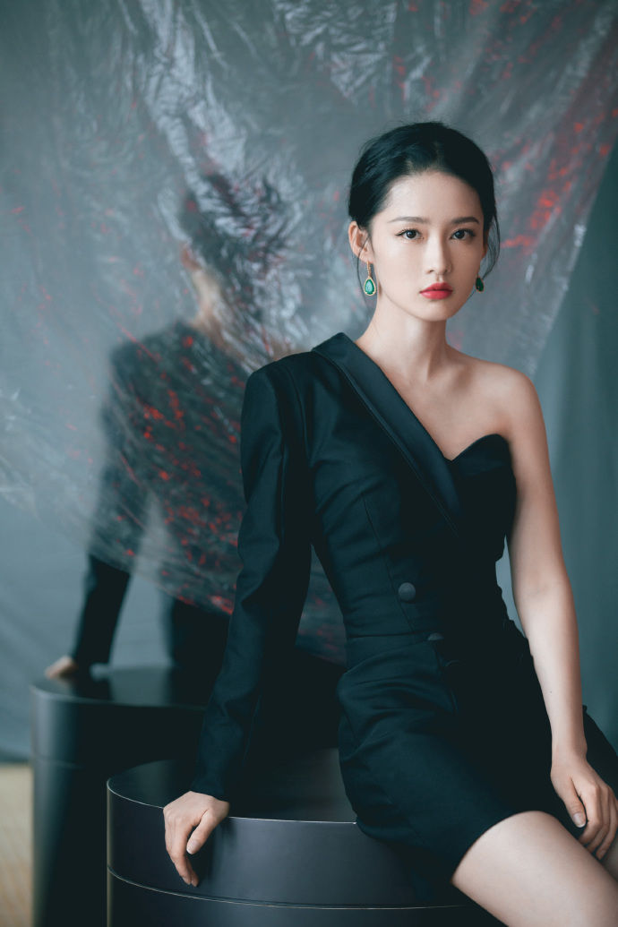 她自曝最胖的时候90斤,穿橘色衬衫工装裤,秀侧颜美到让人心动|李沁