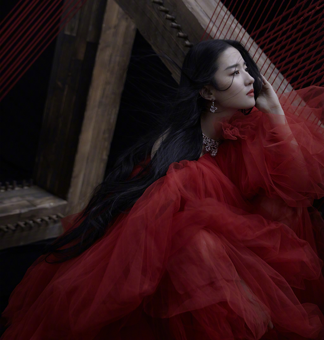 下一套是黑色的吊带裙,冷冽又坚定.