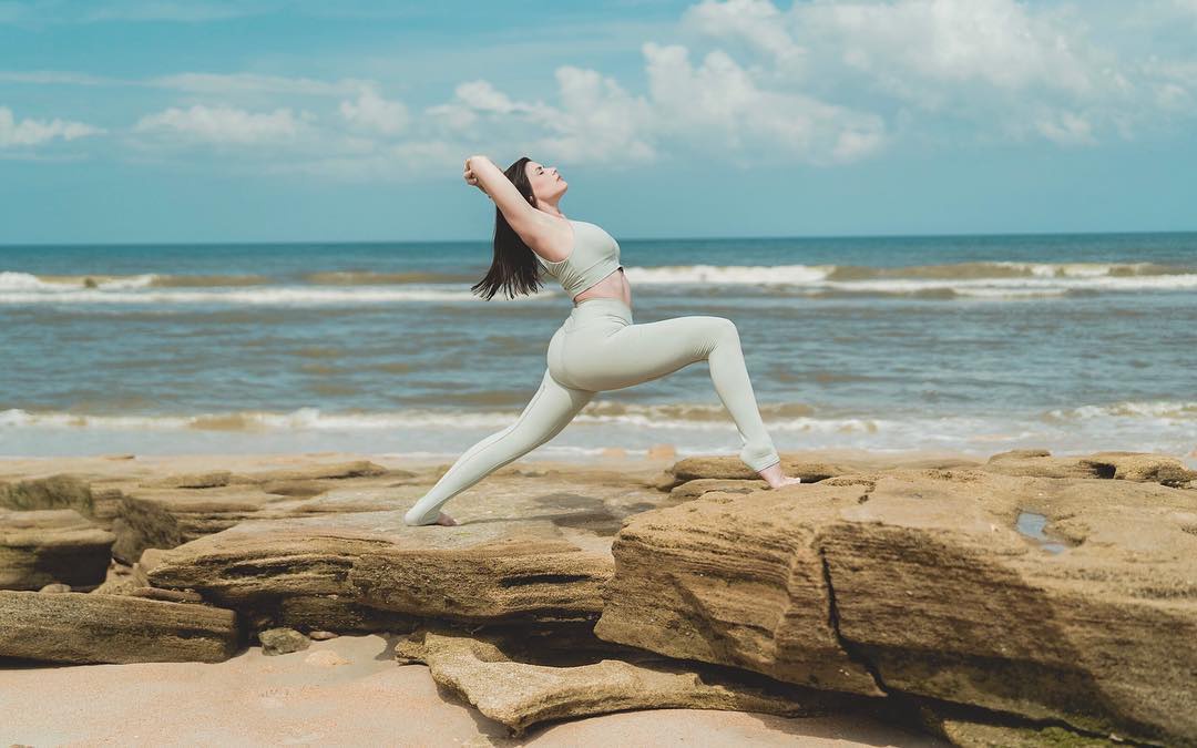 穿波点长裙清纯可人,大长腿小蛮腰让人羡慕