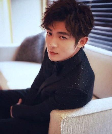 庆余年五竹扮演者是佟梦实,被看他在剧中饰演的是张若昀的叔,其实比