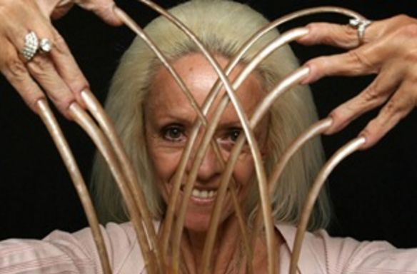 女子三十年坚持不剪指甲,如今变成这个样子