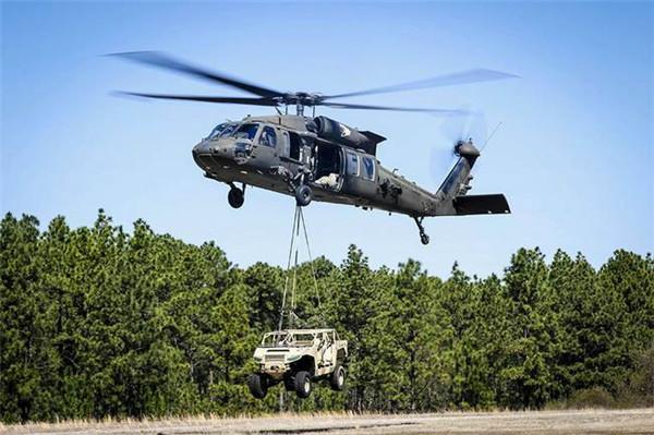 美軍黑鷹直升機墜毀農田!零部件散落一地,機上成員全部遇難