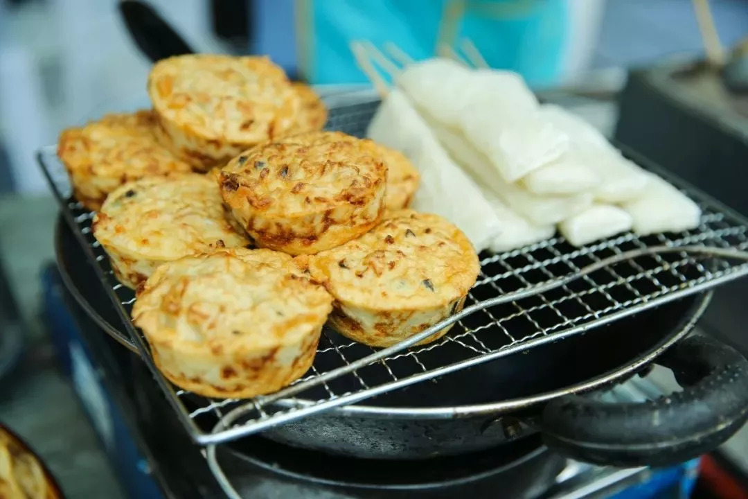 油灯盏在其他的县区又叫油粑粑,灯盏粑,这是阿球也很爱的碳水小吃.