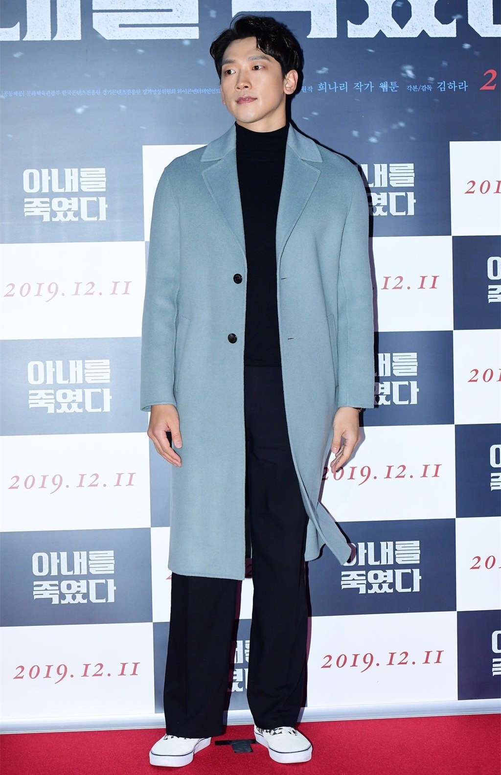 二胎奶爸rain穿衣真任性,过膝大衣休闲随意