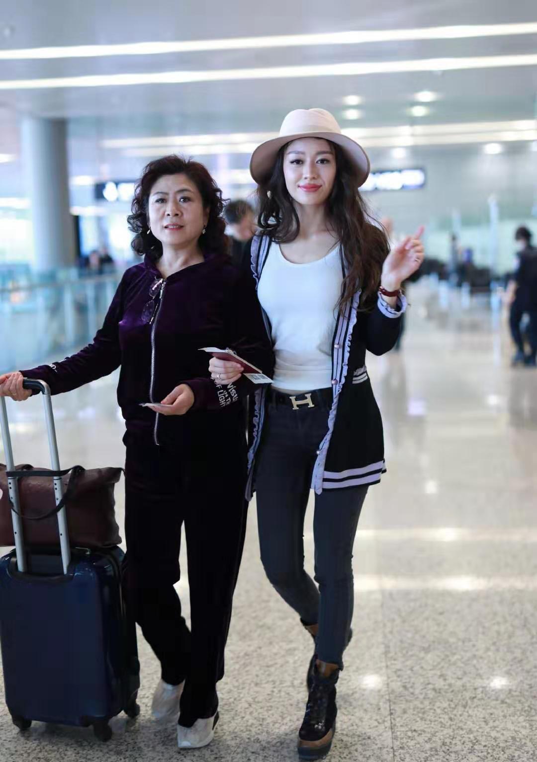 吉娜为婆婆庆生,郎朗妈妈穿皮大衣戴皇冠,尽显优雅贵气范