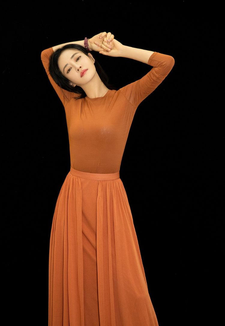 谭卓梳齐刘海,36岁宛如芭比娃娃,配2万1的紧身裙性感又冷艳