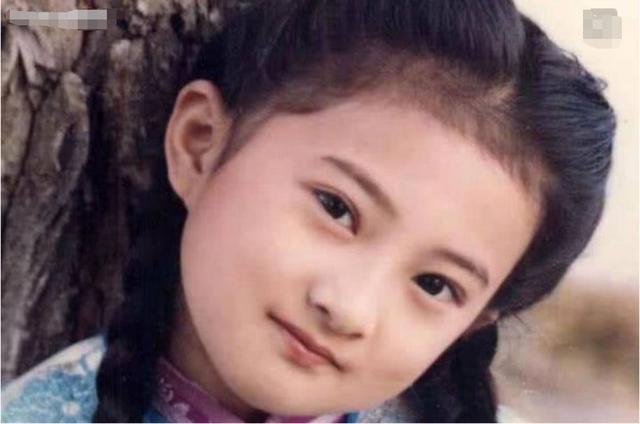 她是小琼女郎,童星出道,意外撞脸郭京飞,如今复出转行做主持人