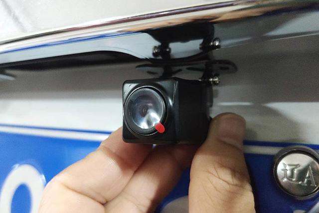 这款后拉摄像头在安装时会有冲突,笔者直接自己diy装在了后挡风玻璃上