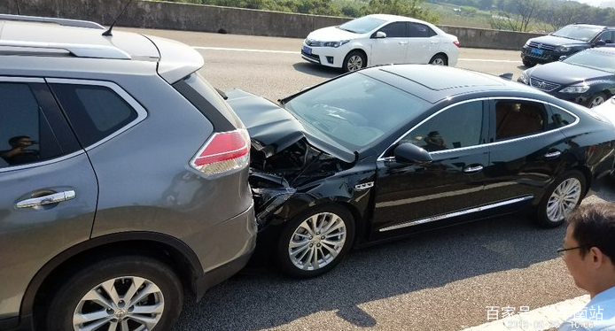 别克君越高速追尾日产奇骏网友终于见识到日本车的厉害了