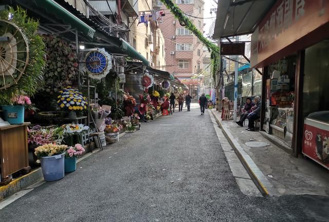 这里,便是武汉循礼门花市,也是武汉最大的一个花市.