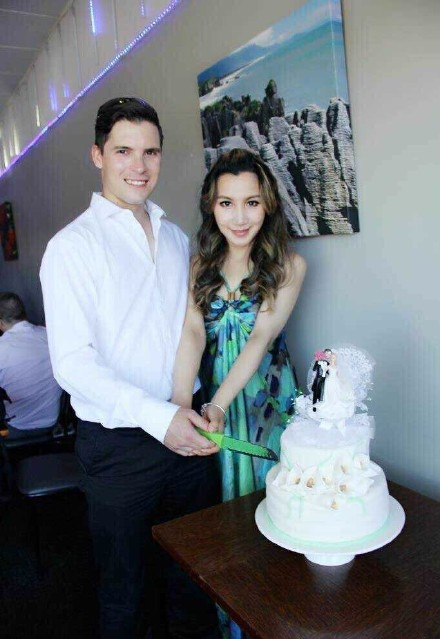 曾被称为小李玟,却恶意炒作自残毁事业,如今罕见晒娃和洋老公|艾梦萌