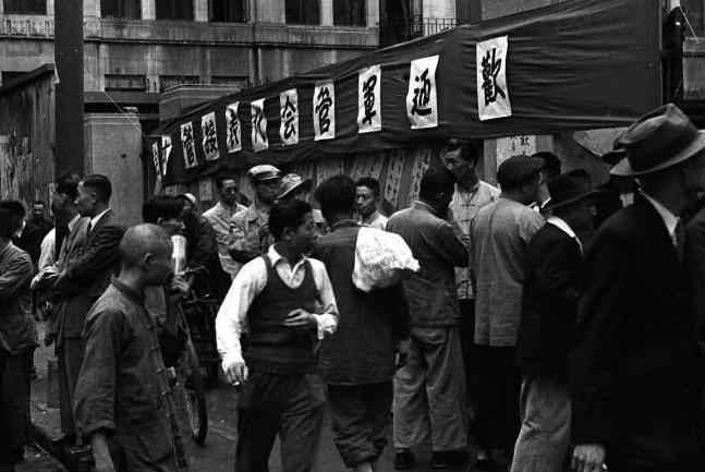 1949年解放军进上海不惊扰市民不住民房露宿街头